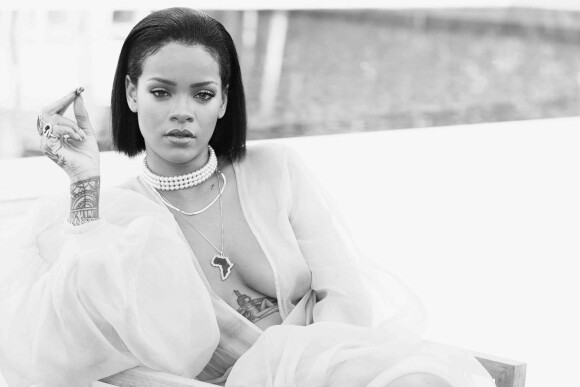 Rihanna, blunt en main, fête le 20 avril en dévoilant le clip de la chanson Needed Me.