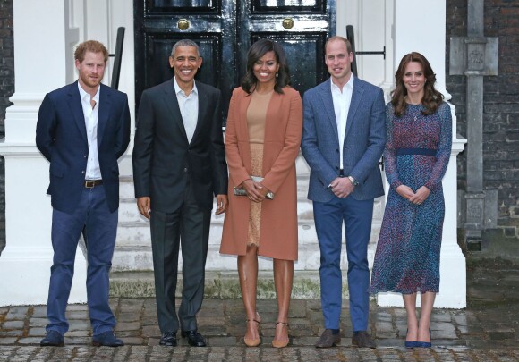 Barack et Michelle Obama ont été reçus par le duc et la duchesse de Cambridge et le prince Harry au palais de Kensington, leur résidence à Londres, le 22 avril 2016 pour un dîner privé dans le cadre de leur visite d'Etat au Royaume-Uni.