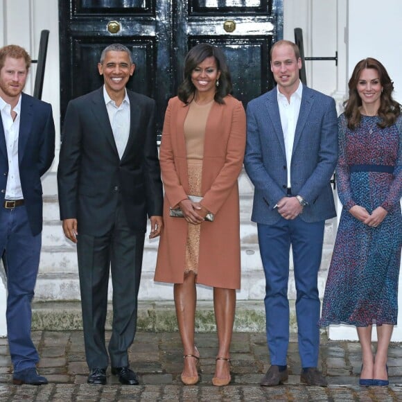 Barack et Michelle Obama ont été reçus par le duc et la duchesse de Cambridge et le prince Harry au palais de Kensington, leur résidence à Londres, le 22 avril 2016 pour un dîner privé dans le cadre de leur visite d'Etat au Royaume-Uni.