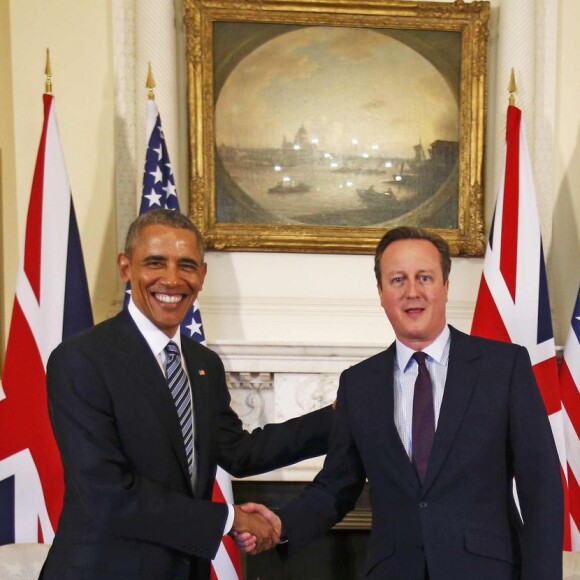 Le Premier ministre britannique David Cameron reçoit le président américain Barack Obama pour un entretien bilatéral au 10 Downing Street à Londres, le 22 avril 2016.
