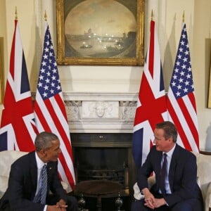 Le Premier ministre britannique David Cameron reçoit le président américain Barack Obama pour un entretien bilatéral au 10 Downing Street à Londres, le 22 avril 2016.