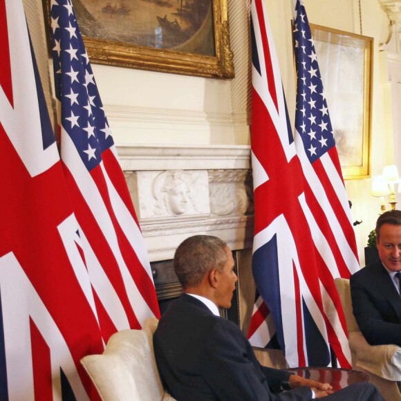 Le Premier ministre britannique David Cameron reçoit le président américain Barack Obama pour un entretien bilatéral au 10 Downing Street à Londres, le 22 avril 2016.
