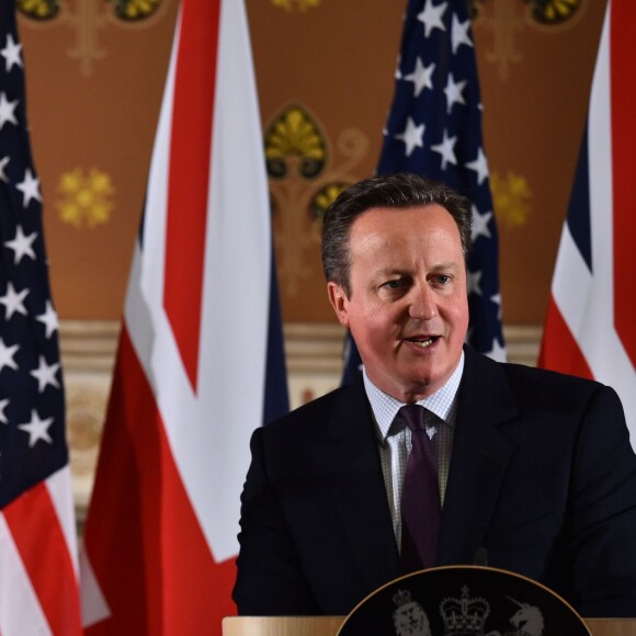 Le président américain Barack Obama et le Premier ministre britannique David Cameron lors d'une conférence de presse commune au bureau des affaires étrangères et du Commonwealth à Londres, le 22 avril 2016, après leur entretien au 10 Downing Street.