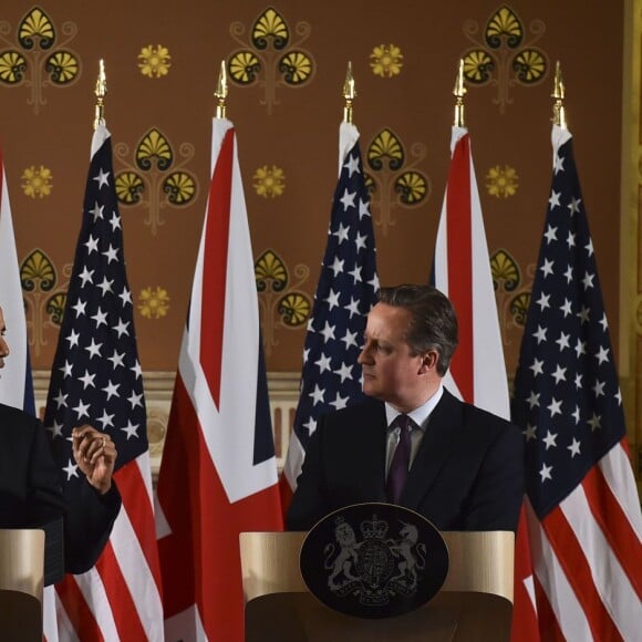 Le président américain Barack Obama et le Premier ministre britannique David Cameron lors d'une conférence de presse commune au bureau des affaires étrangères et du Commonwealth à Londres, le 22 avril 2016, après leur entretien au 10 Downing Street.