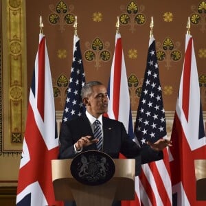 Le président américain Barack Obama et le Premier ministre britannique David Cameron lors d'une conférence de presse commune au bureau des affaires étrangères et du Commonwealth à Londres, le 22 avril 2016, après leur entretien au 10 Downing Street.