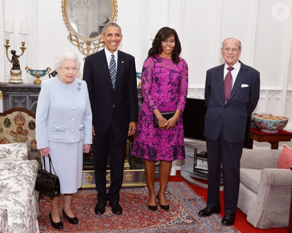 La reine Elizabeth II et le prince Philip, duc d'Edimbourg, reçoivent le président américain Barack Obama et sa femme la première dame Michelle Obama dans la salle Oak au palais de Windsor, le 22 avril 2016, pour un déjeuner privé.