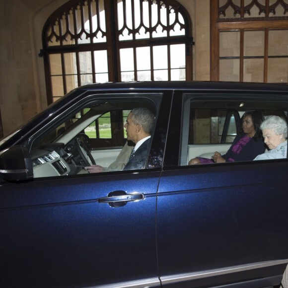 La reine Elizabeth II et le prince Philip ont accueilli à leur arrivée le président américain Barack Obama et sa femme la première dame Michelle à leur descente d'hélicoptère au palais de Windsor, le 22 avril 2016. Pour l'occasion, le couple royal anglais est allé chercher en voiture le président américain et sa femme. Le prince Philip a pris le volant.