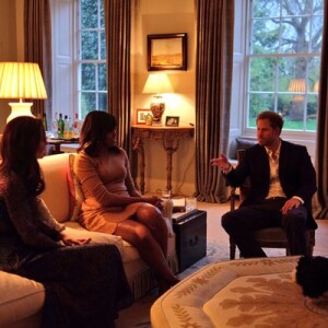 Kate Middleton, Michelle Obama et le prince Harry s'entretenant avant le dîner. Le duc et la duchesse de Cambridge et le prince Harry ont reçu Barack Obama et Michelle Obama au palais de Kensington, leur résidence à Londres, le 22 avril 2016 pour un dîner privé dans le cadre de leur visite d'Etat au Royaume-Uni. Twitter @KensingtonRoyal
