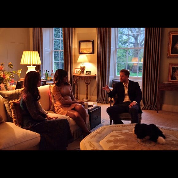 Kate Middleton, Michelle Obama et le prince Harry s'entretenant avant le dîner. Le duc et la duchesse de Cambridge et le prince Harry ont reçu Barack Obama et Michelle Obama au palais de Kensington, leur résidence à Londres, le 22 avril 2016 pour un dîner privé dans le cadre de leur visite d'Etat au Royaume-Uni. Twitter @KensingtonRoyal