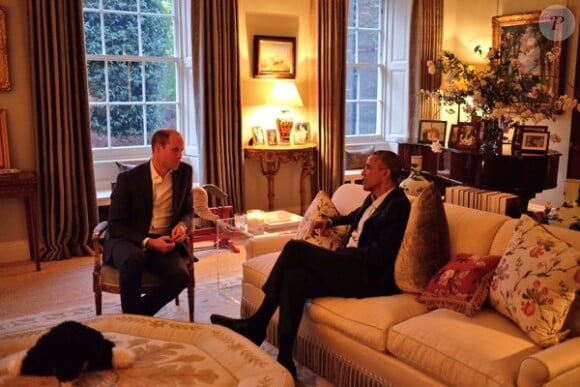 Le prince William et Barack Obama s'entretenant avant le dîner. Le duc et la duchesse de Cambridge et le prince Harry ont reçu Barack Obama et Michelle Obama au palais de Kensington, leur résidence à Londres, le 22 avril 2016 pour un dîner privé dans le cadre de leur visite d'Etat au Royaume-Uni. Twitter @KensingtonRoyal