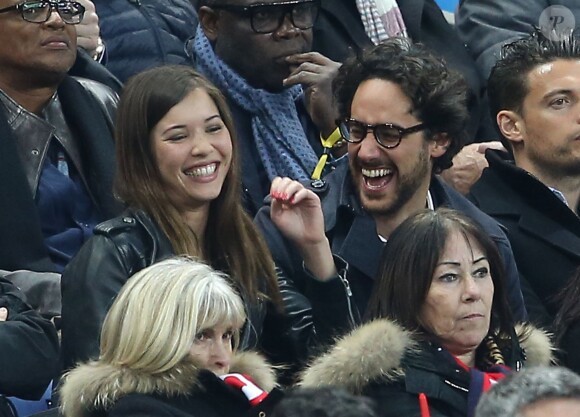 Thomas Hollande et sa compagne, dans les tribunes de la rencontre finale de la Coupe de la Ligue PSG-Lille au Stade de France à Paris, le 23 avril 2016.