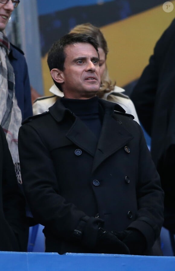 Manuel Valls, dans les tribunes de la rencontre finale de la Coupe de la Ligue PSG-Lille au Stade de France à Paris, le 23 avril 2016.