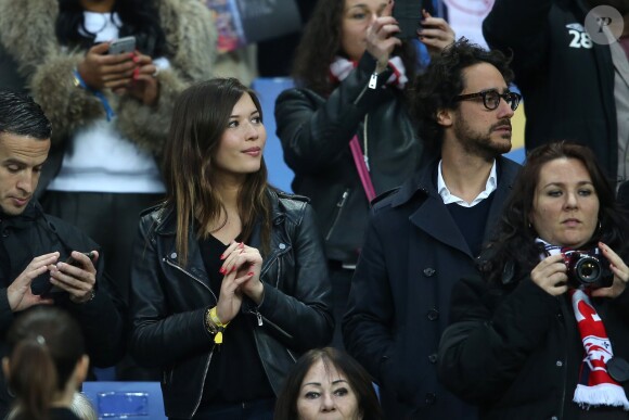 Thomas Hollande et sa compagne, dans les tribunes de la rencontre finale de la Coupe de la Ligue PSG-Lille au Stade de France à Paris, le 23 avril 2016.