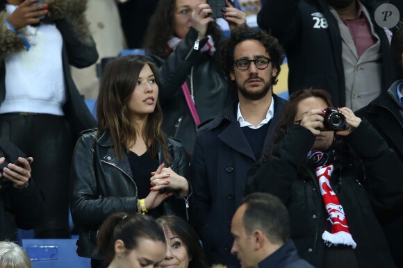 Thomas Hollande et sa compagne, dans les tribunes de la rencontre finale de la Coupe de la Ligue PSG-Lille au Stade de France à Paris, le 23 avril 2016.