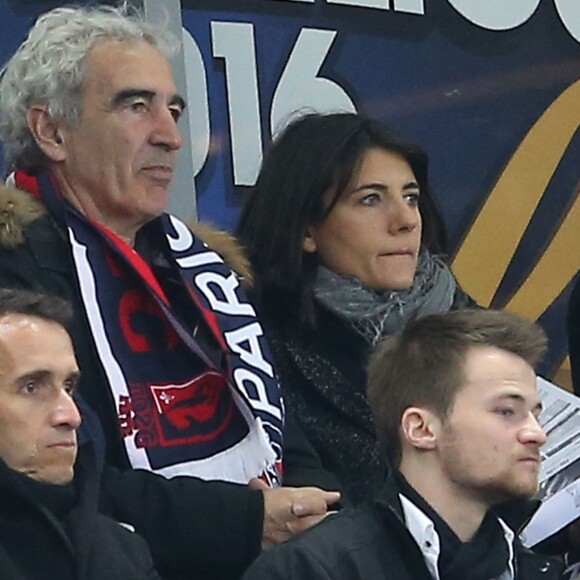 Raymond Domenech et sa compagne Estelle Denis, dans les tribunes de la rencontre finale de la Coupe de la Ligue PSG-Lille au Stade de France à Paris, le 23 avril 2016.