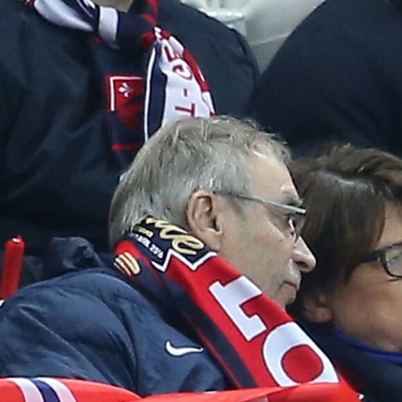 Martine Aubry et Michel Seydoux, dans les tribunes de la rencontre finale de la Coupe de la Ligue PSG-Lille au Stade de France à Paris, le 23 avril 2016.