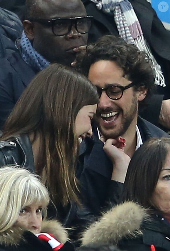 Thomas Hollande et sa compagne, dans les tribunes de la rencontre finale de la Coupe de la Ligue PSG-Lille au Stade de France à Paris, le 23 avril 2016.
