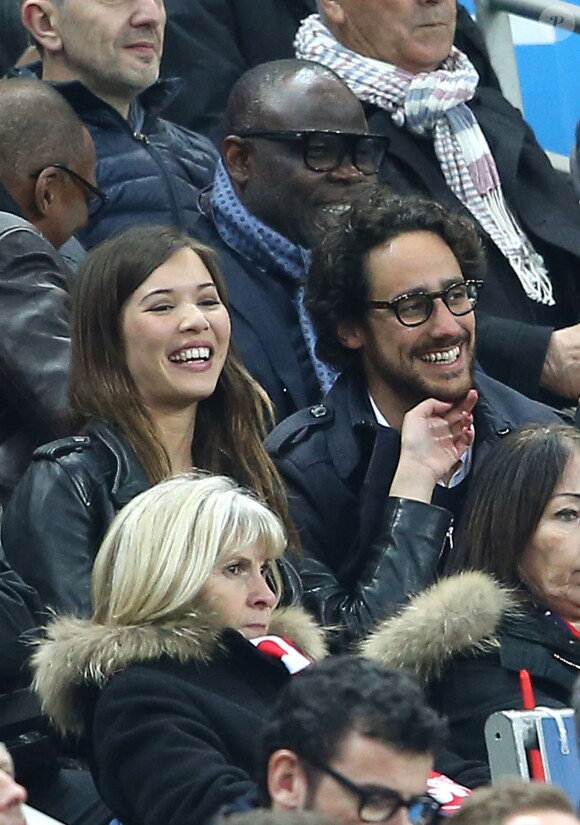 Thomas Hollande et sa compagne, dans les tribunes de la rencontre finale de la Coupe de la Ligue PSG-Lille au Stade de France à Paris, le 23 avril 2016.