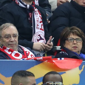 Martine Aubry et Michel Seydoux, dans les tribunes de la rencontre finale de la Coupe de la Ligue PSG-Lille au Stade de France à Paris, le 23 avril 2016.