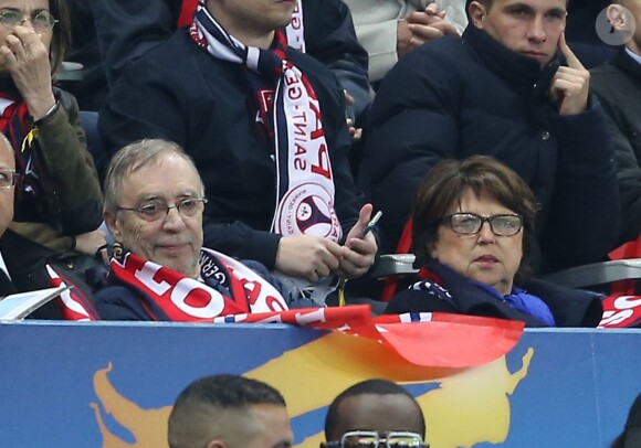 Martine Aubry et Michel Seydoux, dans les tribunes de la rencontre finale de la Coupe de la Ligue PSG-Lille au Stade de France à Paris, le 23 avril 2016.