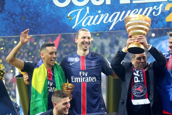 Le PSG victorieux soulève la Coupe de la Ligue, après la rencontre face à Lille au Stade de France à Paris, le 23 avril 2016. © Cyril Moreau