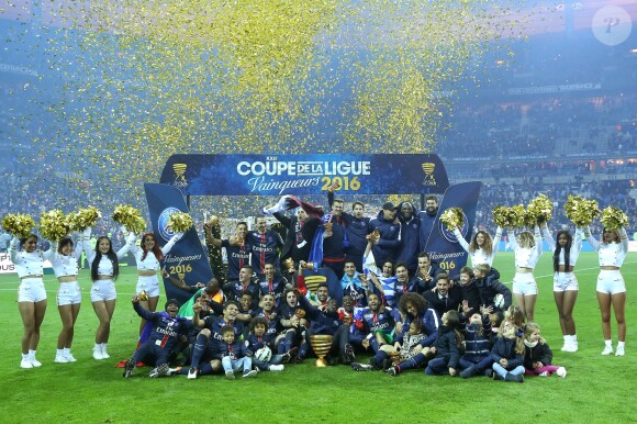 Le PSG victorieux soulève la Coupe de la Ligue, après la rencontre face à Lille au Stade de France à Paris, le 23 avril 2016. © Cyril Moreau