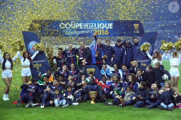 Le PSG victorieux soulève la Coupe de la Ligue, après la rencontre face à Lille au Stade de France à Paris, le 23 avril 2016. © Cyril Moreau