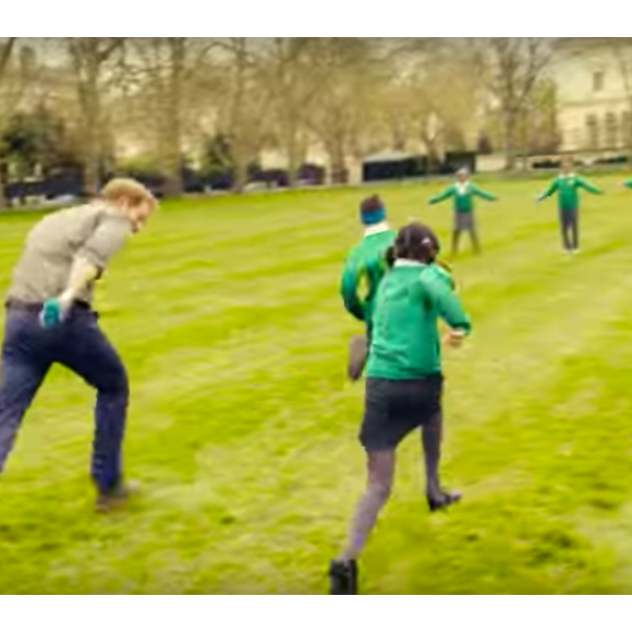 Le prince Harry à la course avec des écoliers. Kate Middleton, le prince William et le prince Harry ont participé le 21 avril dans les jardins de leur résidence du palais de Kensington à un spot de sensibilisation à la santé mentale pour le compte de l'association Heads Together révélé le 24 avril 2016.