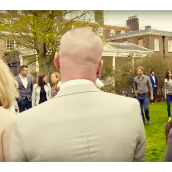 Kate Middleton, le prince William et le prince Harry ont participé le 21 avril dans les jardins de leur résidence du palais de Kensington à un spot de sensibilisation à la santé mentale pour le compte de l'association Heads Together révélé le 24 avril 2016.