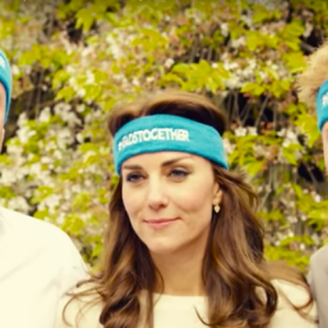 Kate Middleton, le prince William et le prince Harry ont participé le 21 avril dans les jardins de leur résidence du palais de Kensington à un spot de sensibilisation à la santé mentale pour le compte de l'association Heads Together révélé le 24 avril 2016.