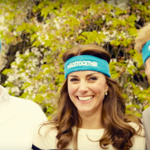 Kate Middleton, le prince William et le prince Harry ont participé le 21 avril dans les jardins de leur résidence du palais de Kensington à un spot de sensibilisation à la santé mentale pour le compte de l'association Heads Together révélé le 24 avril 2016.