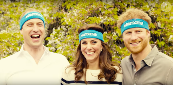 Kate Middleton, le prince William et le prince Harry ont participé le 21 avril dans les jardins de leur résidence du palais de Kensington à un spot de sensibilisation à la santé mentale pour le compte de l'association Heads Together révélé le 24 avril 2016.