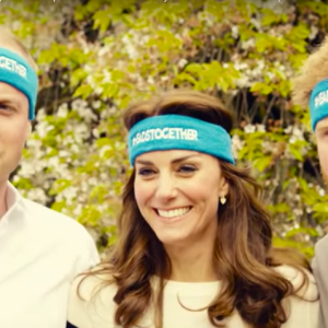 Kate Middleton, le prince William et le prince Harry ont participé le 21 avril dans les jardins de leur résidence du palais de Kensington à un spot de sensibilisation à la santé mentale pour le compte de l'association Heads Together révélé le 24 avril 2016.