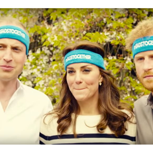 Kate Middleton, le prince William et le prince Harry ont participé le 21 avril dans les jardins de leur résidence du palais de Kensington à un spot de sensibilisation à la santé mentale pour le compte de l'association Heads Together révélé le 24 avril 2016.