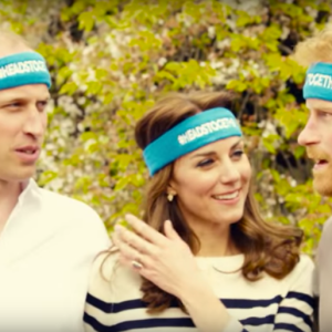 Kate Middleton, le prince William et le prince Harry ont participé le 21 avril dans les jardins de leur résidence du palais de Kensington à un spot de sensibilisation à la santé mentale pour le compte de l'association Heads Together révélé le 24 avril 2016.