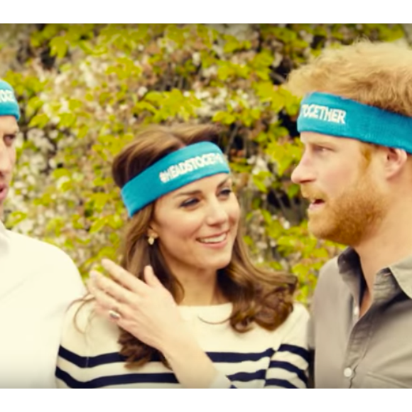 Kate Middleton, le prince William et le prince Harry ont participé le 21 avril dans les jardins de leur résidence du palais de Kensington à un spot de sensibilisation à la santé mentale pour le compte de l'association Heads Together révélé le 24 avril 2016.