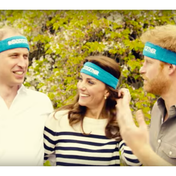 Kate Middleton, le prince William et le prince Harry ont participé le 21 avril dans les jardins de leur résidence du palais de Kensington à un spot de sensibilisation à la santé mentale pour le compte de l'association Heads Together révélé le 24 avril 2016.