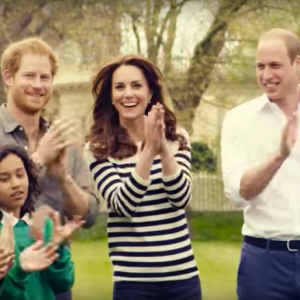 Kate Middleton, le prince William et le prince Harry ont participé le 21 avril dans les jardins de leur résidence du palais de Kensington à un spot de sensibilisation à la santé mentale pour le compte de l'association Heads Together révélé le 24 avril 2016.