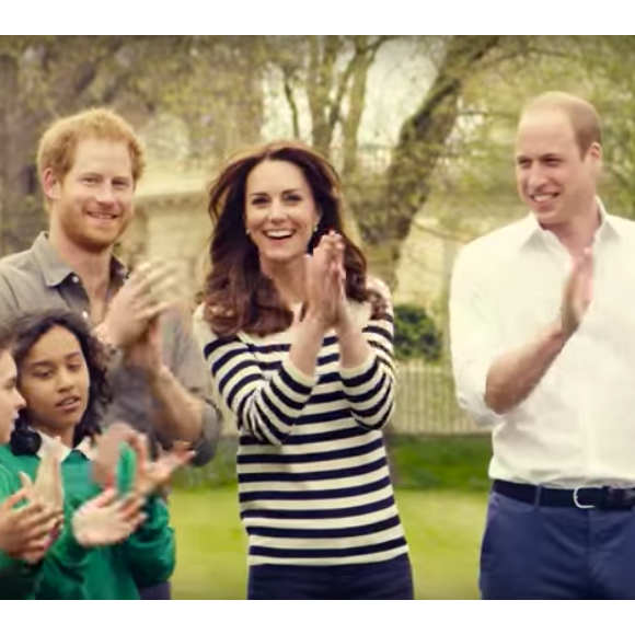 Kate Middleton, le prince William et le prince Harry ont participé le 21 avril dans les jardins de leur résidence du palais de Kensington à un spot de sensibilisation à la santé mentale pour le compte de l'association Heads Together révélé le 24 avril 2016.