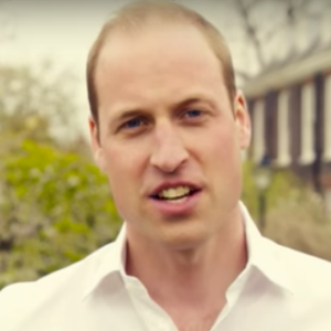 Le prince William délivre son message. Kate Middleton, le prince William et le prince Harry ont participé le 21 avril dans les jardins de leur résidence du palais de Kensington à un spot de sensibilisation à la santé mentale pour le compte de l'association Heads Together révélé le 24 avril 2016.