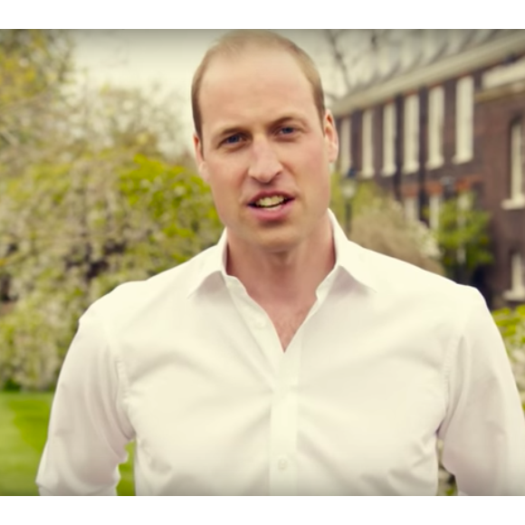 Le prince William délivre son message. Kate Middleton, le prince William et le prince Harry ont participé le 21 avril dans les jardins de leur résidence du palais de Kensington à un spot de sensibilisation à la santé mentale pour le compte de l'association Heads Together révélé le 24 avril 2016.