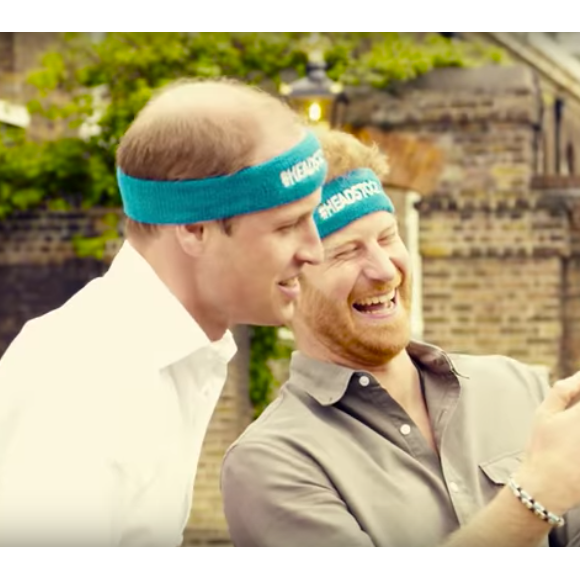 William et Harry hilares : un selfie bizarre ? Kate Middleton, le prince William et le prince Harry ont participé le 21 avril dans les jardins de leur résidence du palais de Kensington à un spot de sensibilisation à la santé mentale pour le compte de l'association Heads Together révélé le 24 avril 2016.