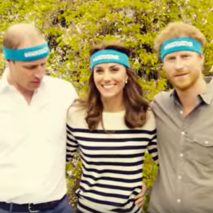 Kate Middleton, le prince William et le prince Harry ont participé le 21 avril dans les jardins de leur résidence du palais de Kensington à un spot de sensibilisation à la santé mentale pour le compte de l'association Heads Together révélé le 24 avril 2016.