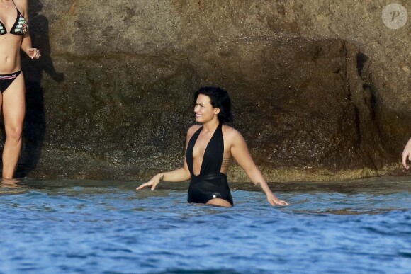 Semi-Exclusif - Demi Lovato en vacances avec des amis à Saint-Barthélemy le 18 décembre 2015.