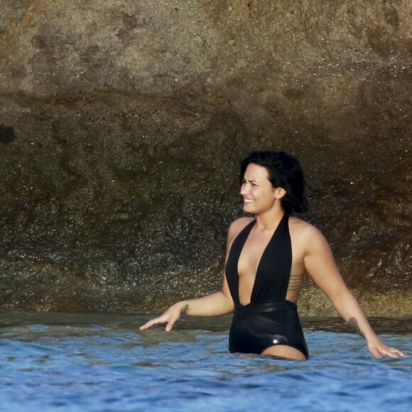 Semi-Exclusif - Demi Lovato en vacances avec des amis à Saint-Barthélemy le 18 décembre 2015.