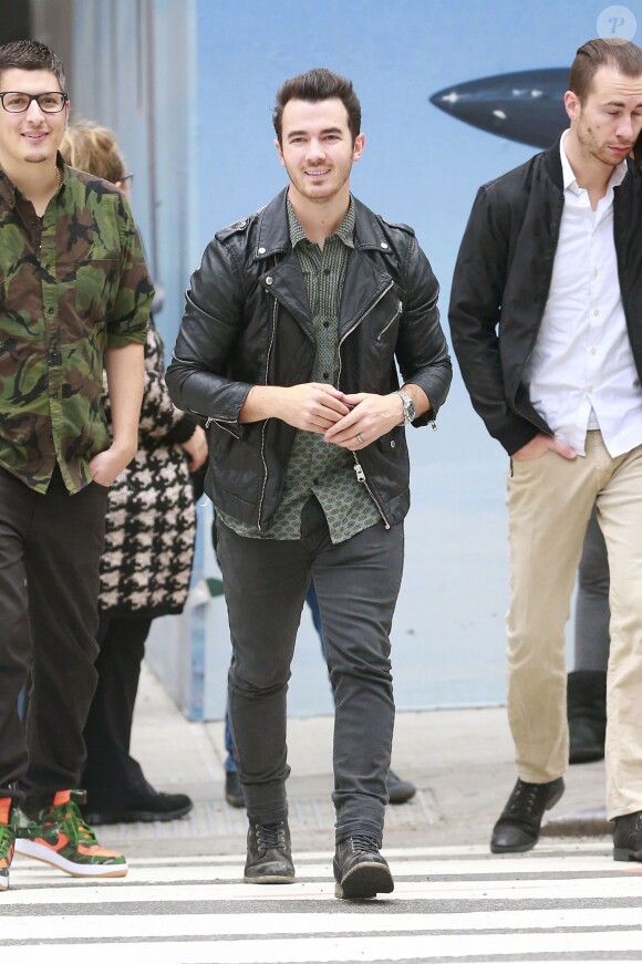 Kevin Jonas se promène dans le quartier de Madison Avenue à New York, le 27 octobre 2015 © CPA/Bestimage
