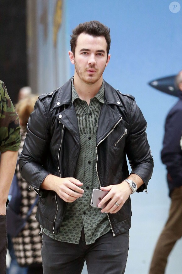 Kevin Jonas se promène dans le quartier de Madison Avenue à New York, le 27 octobre 2015 © CPA/Bestimage