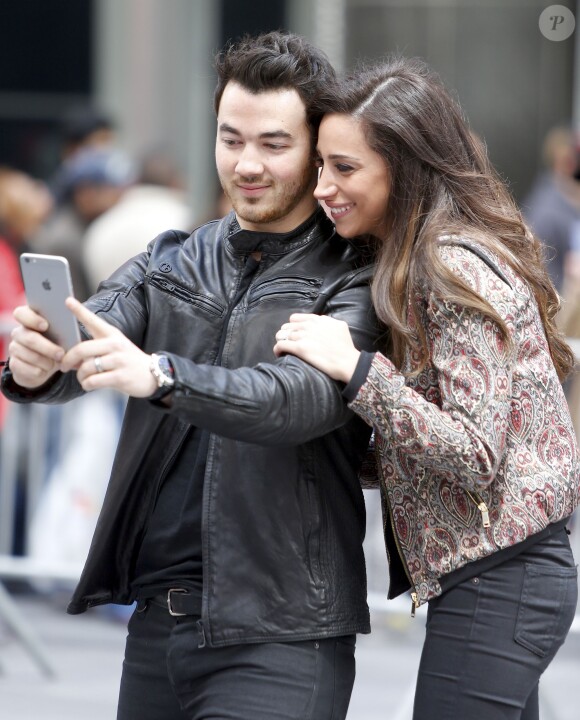 Kevin Jonas et sa femme Danielle se sont embrassés devant l'écran géant installé par Revlon, à l'occasion du Lovers Day, sur la place de Times Square à New York. Le 23 avril 2015