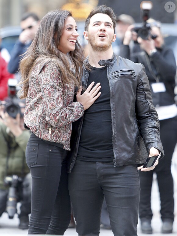 Kevin Jonas et sa femme Danielle se sont embrassés devant l'écran géant installé par Revlon, à l'occasion du Lovers Day, sur la place de Times Square à New York. Le 23 avril 2015