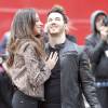 Kevin Jonas et sa femme Danielle se sont embrassés devant l'écran géant installé par Revlon, à l'occasion du Lovers Day, sur la place de Times Square à New York. Le 23 avril 2015